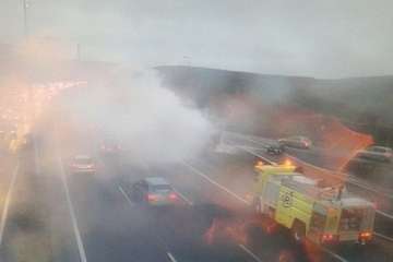 El incendio de la parte baja de un camión en la GC-1, a la altura de Jinámar, genera retenciones (Foto TA)